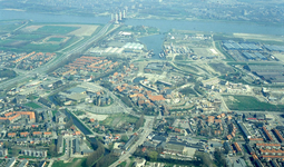 DIA43628 Luchtfoto van Spijkenisse: het oude dorp, het centrum, op de achtergrond de haven; ca. 1979