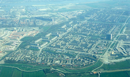 DIA43630 Luchtfoto van Spijkenisse: de wijken Sterrenkwartier en Groenewoud; ca. 1979