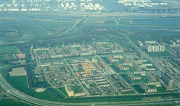 DIA43631 Luchtfoto van Spijkenisse: de Wijk Schiekamp; ca. 1979