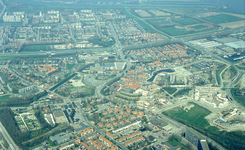 DIA43632 Luchtfoto van Spijkenisse: het oude dorp, het centrum, de haven en op de achtergrond de wijk Hoogwerf; ca. 1979