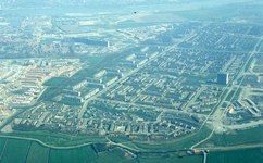 DIA43633 Luchtfoto van Spijkenisse: de wijken Sterrenkwartier en Groenewoud; ca. 1979