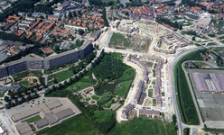 DIA43634 Luchtfoto van Spijkenisse: het nieuwe centrum in aanbouw, de kinderboerderij; ca. 1983