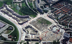 DIA43635 Luchtfoto van Spijkenisse: het nieuwe centrum in aanbouw, de kinderboerderij; ca. 1983