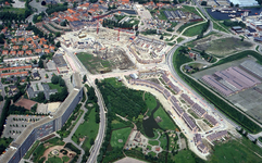 DIA43636 Luchtfoto van Spijkenisse: het nieuwe centrum in aanbouw, de kinderboerderij; ca. 1983