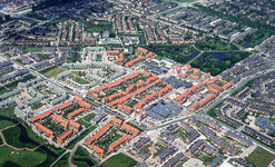 DIA43638 Luchtfoto van Spijkenisse: de wijk Waterland met De Schouw en De Dijkgraaf; ca. 1983