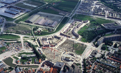 DIA43640 Luchtfoto van Spijkenisse: het nieuwe centrum in aanbouw, de kinderboerderij; ca. 1983