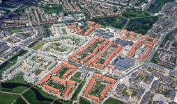 DIA43642 Luchtfoto van Spijkenisse: de wijk Waterland met De Schouw en De Dijkgraaf; ca. 1983