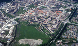 DIA43643 Luchtfoto van Spijkenisse: Wijk de Akkers in aanbouw, park Braband; ca. 1979