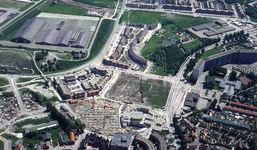 DIA43644 Luchtfoto van Spijkenisse: het nieuwe centrum in aanbouw, de kinderboerderij, loodsen van Baris; ca. 1983