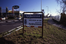 DIA43684 De Schenkelweg, met het plaatsnaambord van Gemeente Spijkenisse. Op de achtergrond het pand van Roobol; ca. 1999