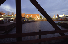 DIA43731 Houten brug over de haven, richting de Westkade; ca. 1999