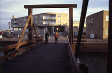 DIA43820 Ingang van Kopspijker vanaf de Noordkade, met de voetgangersbrug; ca. 1999