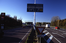 DIA43845 Het Hartelkruis: ANWB-bord richting Spijkenisse en Halfweg 2, Heenvliet en Geervliet en Halfweg 1; ca. 1999
