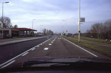 DIA43859 De Groene Kruisweg: over de Spijkenisserbrug nabij het Esso tankstation; ca. 1999