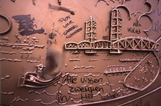 DIA43874 De Spijkenisserbrug: de herdenkingsplaquette is met graffiti beklad; ca. 1999