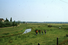 DIA43906 Jongeren lopen door een weiland in de polder rond Spijkenisse; ca. 1978