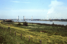 DIA43972 Uitzicht over de Oude Maas vanaf de Nieuw Hongerlandsedijk: De oude Spijkenisserbrug met de nieuwe ernaast in ...