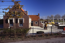 DIA44031 In een voormalige boerderij is Stadsbeheer Oost gevestigd; ca. 1999