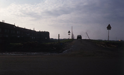 DIA44164 De Westdijk, met links de woningen aan de Liesgras; Februari 1982