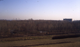 DIA44215 Het Hartelpark, met op de achtergrond de Spijkenisserbrug; Februari 1983