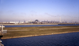 DIA44216 Het Voedingskanaal en Hartelkanaal, gezien vanaf het Hartelkruis. Op de achtergrond de Aluchemie; Februari 1983