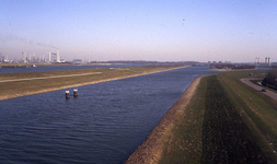 DIA44217 Het Voedingskanaal en Hartelkanaal, gezien vanaf het Hartelkruis. Op de achtergrond de Aluchemie; Februari 1983