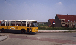 DIA44243 Een bus van ZWN rijdt over de Buntgras. Op de achtergrond de Zuidakker; Augustus 1983