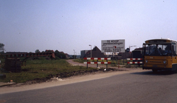 DIA44247 Een bus van ZWN rijdt over de Buntgras. Links het fietspad over de Meeldijk; Augustus 1983