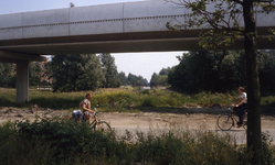 DIA44248 De metrolijn langs de Hekelingseweg, op de achtergrond de brug over de singel bij de Fietsenmaker; Augustus 1983