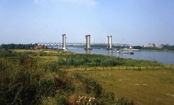 DIA44281 De Spijkenisserbrug, gezien vanaf de Nieuw Hongerlandsedijk; September 1983