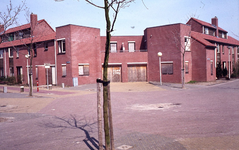 DIA44327 Dichtgetimmerde en verpauperde woningen in de Bessengaard; April 1985