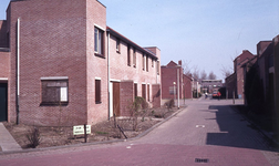 DIA44328 Dichtgetimmerde en verpauperde woningen in de Bessengaard; April 1985