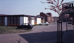 DIA44329 Noodgebouw aan de Perzikgaard; April 1985