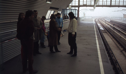DIA44334 Proefrit met de nieuwe metro: wachten op metrostation Centrum; 24 april 1985