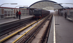 DIA44337 Proefrit met de nieuwe metro: aankomst van de metro op metrostation Heemraadlaan; 24 april 1985