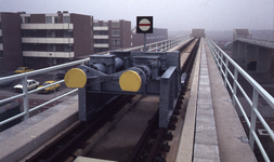 DIA44343 Proefrit met de nieuwe metro: stootblok bij het uitloopspoor bij metrostation Akkers; 24 april 1985