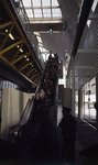 DIA44349 Opening van de nieuwe metrolijn: genodigden komen van de roltrap af; 25 april 1985