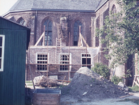 DIA44361 Tegen de buitenmuren van noorderbeuk en het priesterkoor wordt een nieuwe consistorie gebouwd; 1969