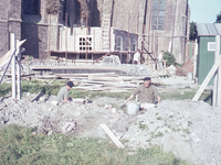 DIA44362 Tegen de buitenmuren van noorderbeuk en het priesterkoor wordt een nieuwe consistorie gebouwd; 1969