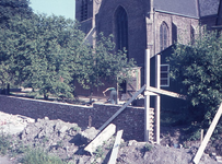 DIA44367 Bouw van een afscheidingsmuur rond de kerk; 1969