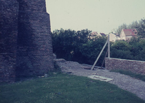 DIA44369 Bouw van een afscheidingsmuur rond de kerk; 1969