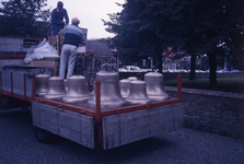 DIA44378 Plaatsen van het carillon in de toren van de Dorpskerk; 1988