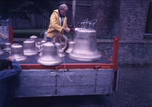 DIA44379 Plaatsen van het carillon in de toren van de Dorpskerk; 1988
