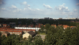 DIA44461 De Tuinstraat en Nobelstraat, gezien vanaf de Marrewijkflat; ca. 1980