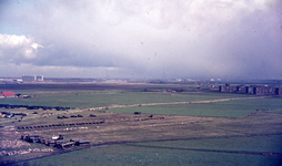DIA44463 Het terrein van Baris, gezien vanaf de Marrewijkflat; ca. 1980