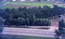 DIA44464 De toenmalige Marrewijkweg, gezien vanaf de Marrewijkflat; ca. 1980