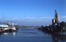 DIA44501 De haven van Spijkenisse, met de betonsilo van firma A. de Boo; ca. 1985