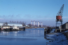 DIA44502 De haven van Spijkenisse, met de betonsilo van firma A. de Boo; ca. 1985