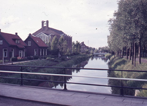 DIA44503 De Vierambachtenboezem, gezien vanaf de Karel Doormanstraat, links de Ontmoetingskerk; ca. 1969