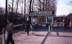 DIA44522 Ingang van het complex van Voetbalvereniging Spijkenisse; ca. 1978